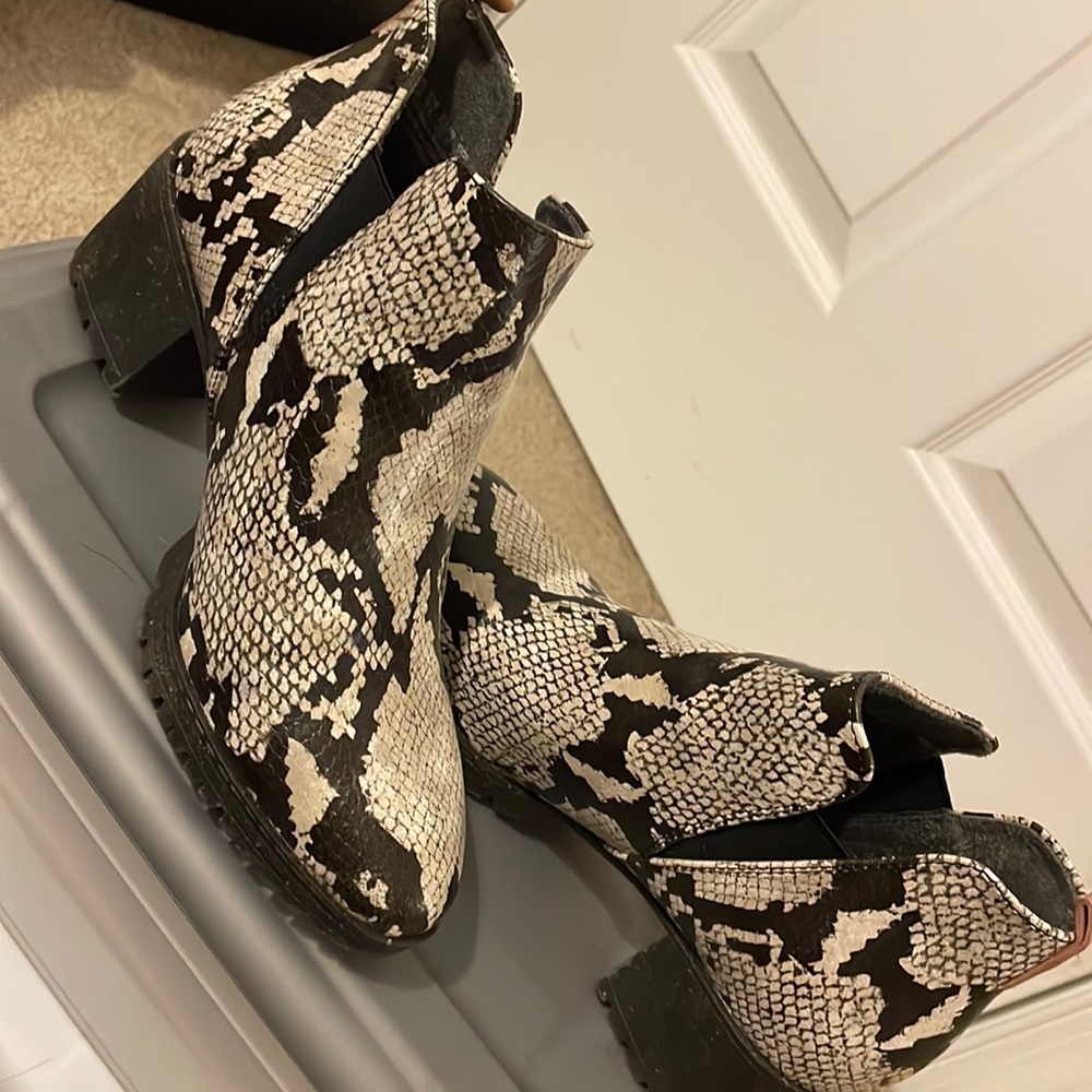 Dr. Sholls snake print bootie